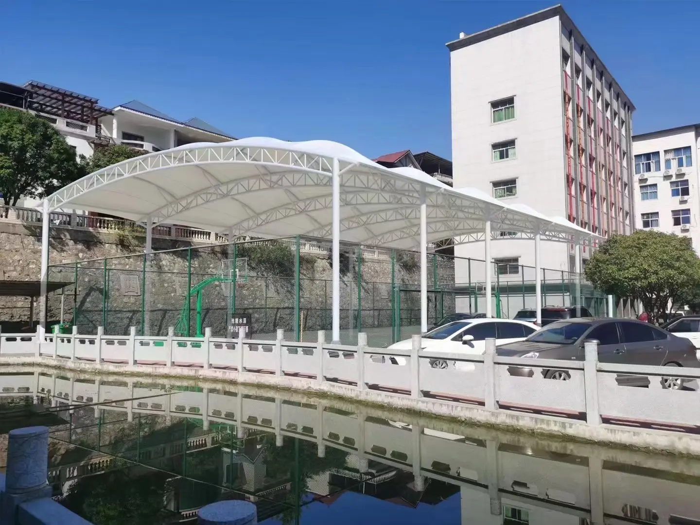 贵州松桃园区停车棚总在漏水生锈？源头膜结构厂家：按本地气候选材，避开三大坑