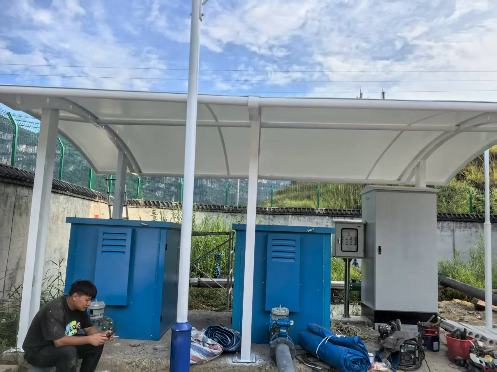 贵州松桃膜结构棚怎么选?多雨高湿山区,避开低价铁皮棚与劣质膜材坑