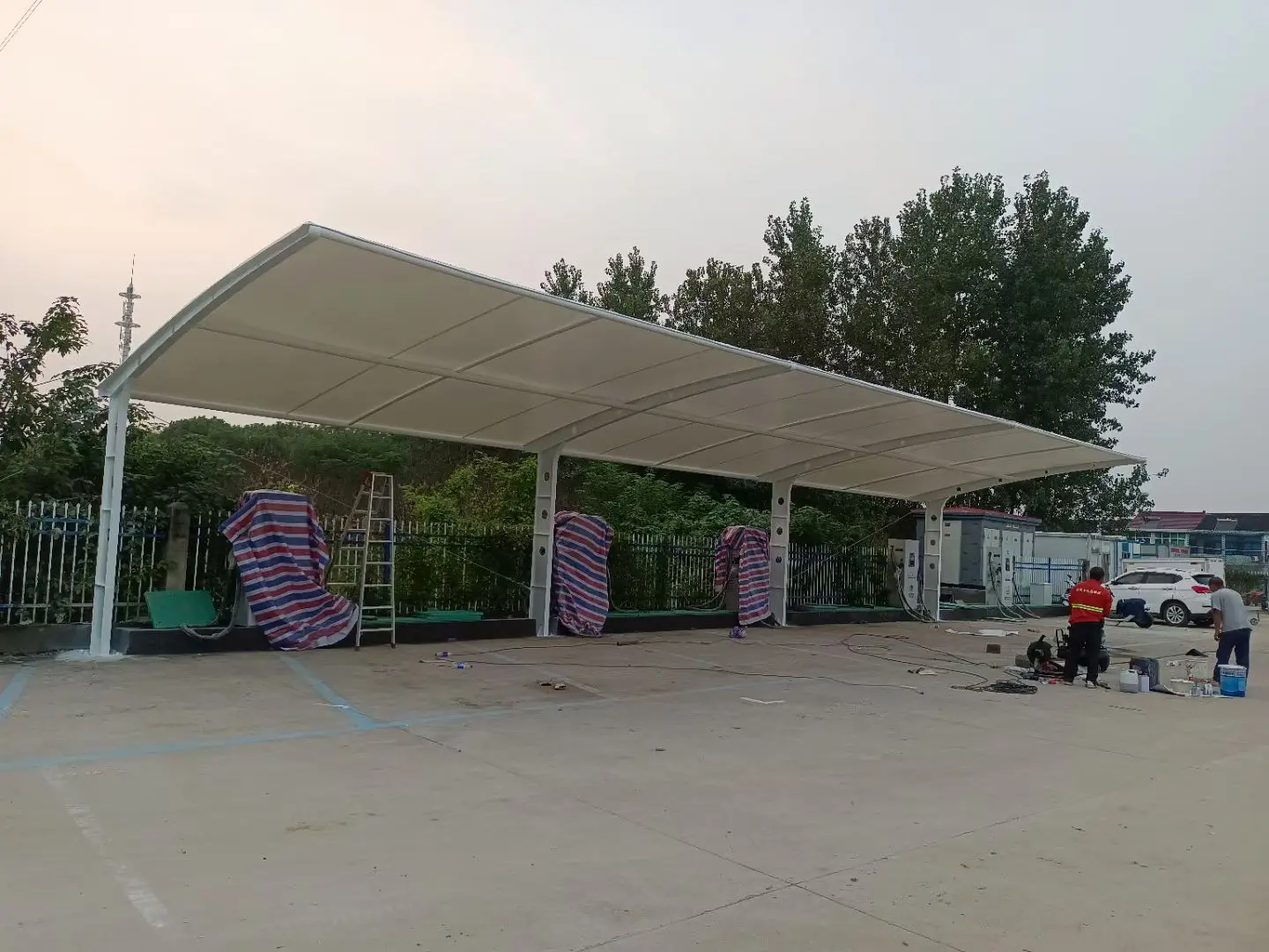 贵州松桃膜结构工程科普：山地多雨强紫外线环境，停车棚选材别只看低价